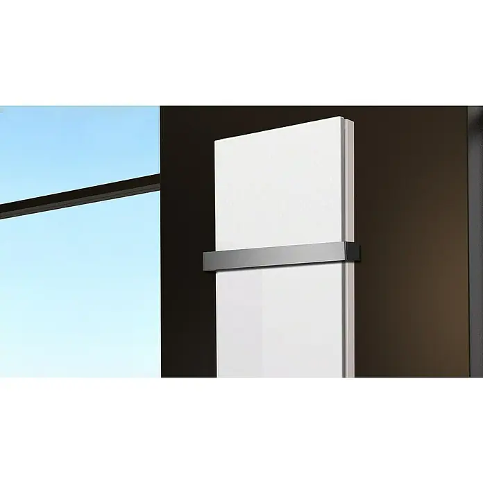 Badheizkörper Manhattan - B x H: 470 x 1.800 mm, Weiß, 1 x Halter 50mm, Nennleistung: 1.964 W - Nahaufnahme eines vertikalen, weißen Heizkörpers mit einem schmalen, horizontalen Handtuchhalter in einem modernen Badezimmer.