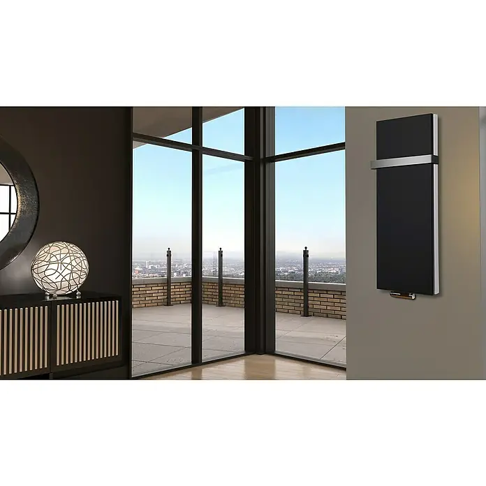 Badheizkörper Manhattan - B x H: 470 x 1.200 mm, Schwarz, Mit Halter 50mm, Nennleistung: 1.458 W - Modernes Badezimmer mit einem stilvollen, schwarzen Heizkörper an der Wand. Elegantes Design trifft auf Funktionalität.