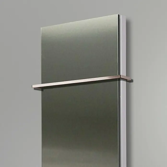 Badheizkörper Manhattan - B x H: 470 x 1.200 mm, Edelstahl, Mit Halter 15mm, Nennleistung: 1.458 W - Modernes Heizpaneel mit Handtuchhalter in Kupferoptik. Das Paneel besticht durch sein schlichtes Design und die praktische Funktionalität.