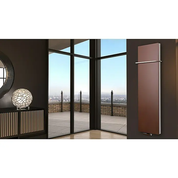 Badheizkörper Manhattan - B x H: 470 x 1.800 mm, Braun, 1 x Halter 15mm, Nennleistung: 1.964 W - Elegantes Interieur mit einem modernen braunen Heizkörper an der Wand, ergänzt durch eine stilvolle Lampe und einen Spiegel.