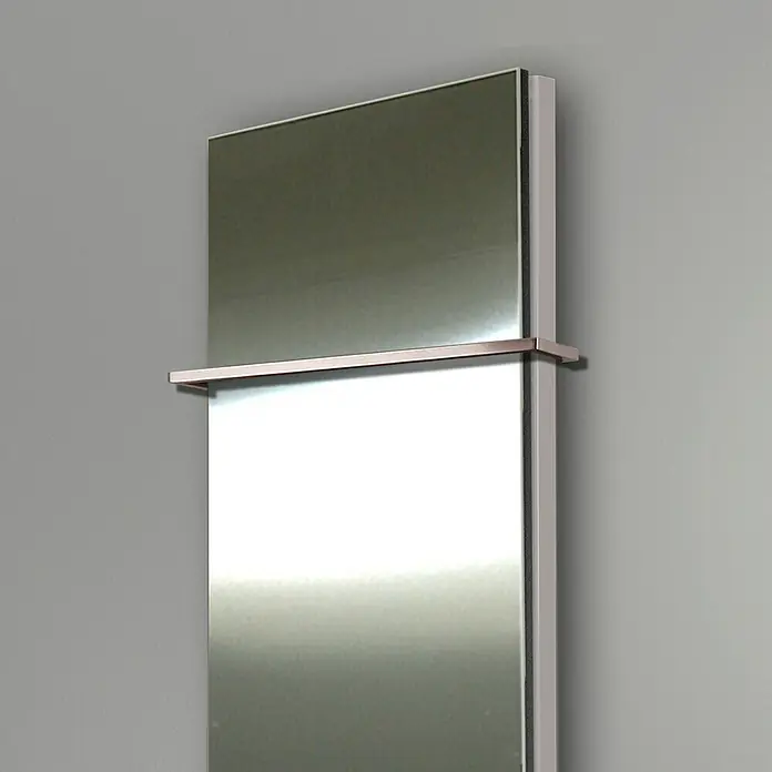 Badheizkörper Manhattan - B x H: 470 x 1.800 mm, Edelstahl, 2 x Halter 15mm, Nennleistung: 1.964 W - Elegantes Spiegelelement mit Handtuchhalter in modernem Design. Ideal für Badezimmer und Ankleideraum mit stilvoller Optik.