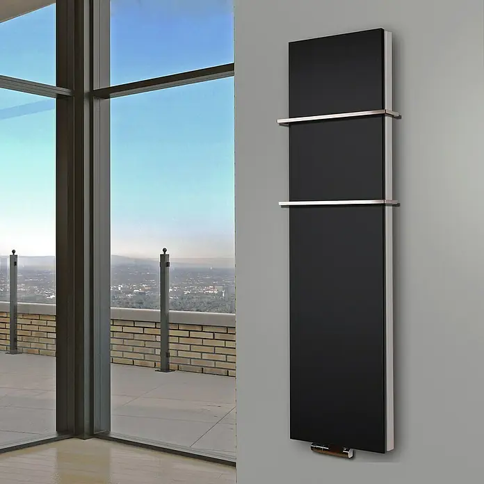 Badheizkörper Manhattan - B x H: 470 x 1.800 mm, Schwarz, 2 x Halter 15mm, Nennleistung: 1.964 W - Elegantes, schwarzes Heizpaneel mit Handtuchhalter. Stilvolles Design für moderne Badezimmer, das Wärme und Funktionalität vereint.