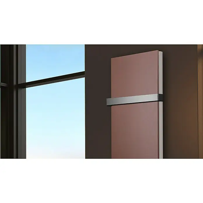 Badheizkörper Manhattan - B x H: 470 x 1.800 mm, Braun, 1 x Halter 50mm, Nennleistung: 1.964 W - Modernes Heizpaneel in sanftem Rosa mit schlichtem, silberfarbenem Handtuchhalter, das Eleganz und Funktionalität vereint.