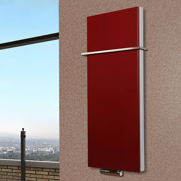 Badheizkörper Manhattan - B x H: 470 x 1.200 mm, Rot, Mit Halter 15mm, Nennleistung: 1.458 W - Ein moderner, bordeauxroter Handtuchwärmer mit einem schlichten, silbernen Handtuchhalter hängt an einer gemusterten Wand.