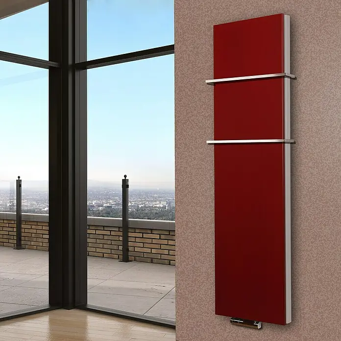 Badheizkörper Manhattan - B x H: 470 x 1.800 mm, Rot, 2 x Halter 15mm, Nennleistung: 1.964 W - Ein hochformatiger, rot glänzender Heizkörper mit Handtuchhaltern an einer gemusterten Wand.