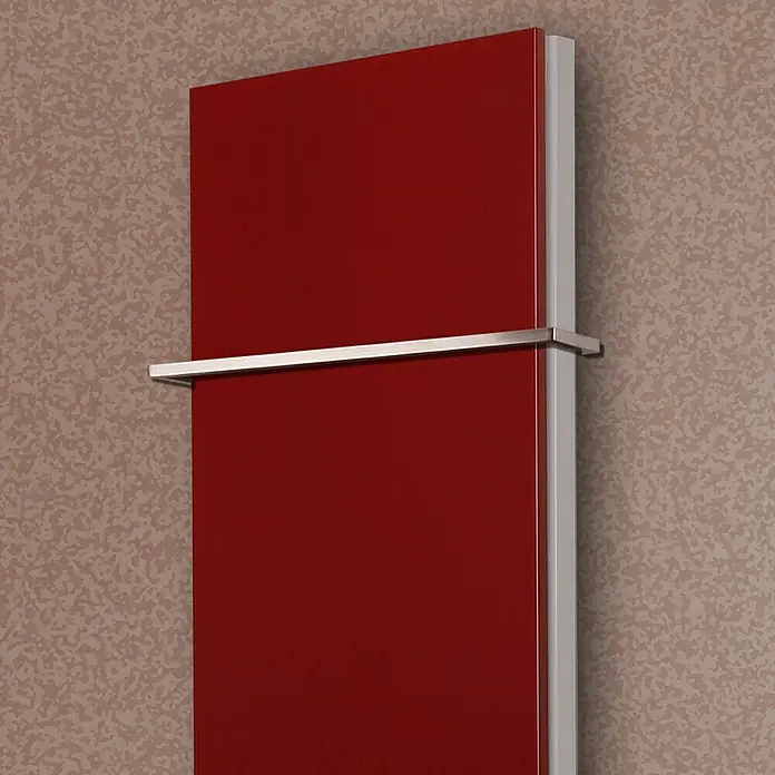 Badheizkörper Manhattan - B x H: 470 x 1.800 mm, Rot, 1 x Halter 15mm, Nennleistung: 1.964 W - Ein roter Heizkörper mit Handtuchhalter an einer Wand. Der Heizkörper ist hochglänzend und modern gestaltet.