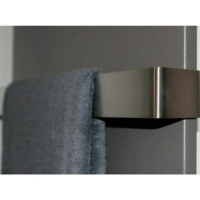 Badheizkörper Manhattan - B x H: 470 x 1.800 mm, Moonstone, 1 x Halter 50mm, Nennleistung: 1.964 W - Detailaufnahme eines grauen Handtuchs, das auf einem modernen, rechteckigen Handtuchhalter aus Edelstahl hängt, montiert an einer grauen Wand.