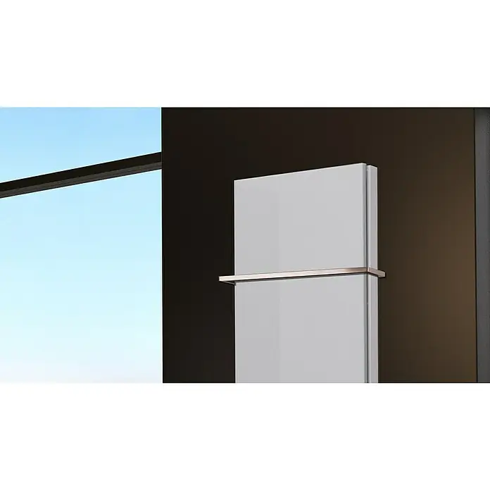 Badheizkörper Manhattan - B x H: 470 x 1.200 mm, Weiß, Mit Halter 15mm, Nennleistung: 1.458 W - Ein moderner, weißer Heizkörper mit Handtuchhalter vor einer dunklen Wand, neben einem Fenster mit blauem Himmel.
