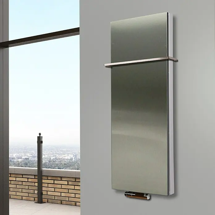 Badheizkörper Manhattan - B x H: 470 x 1.200 mm, Edelstahl, Mit Halter 15mm, Nennleistung: 1.458 W - Modern designter Handtuchwärmer aus Edelstahl für ein stilvolles Badezimmer mit praktischer Handtuchstange.