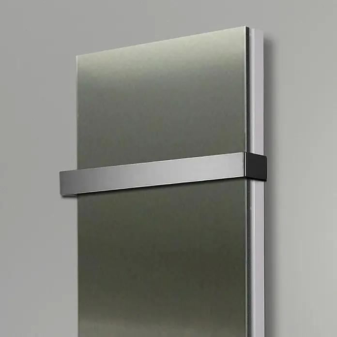 Badheizkörper Manhattan - B x H: 470 x 1.200 mm, Edelstahl, Mit Halter 50mm, Nennleistung: 1.458 W - Nahaufnahme eines modernen Handtuchwärmers mit einem schlanken Design und einer horizontalen Stange zur Aufhängung von Handtüchern.