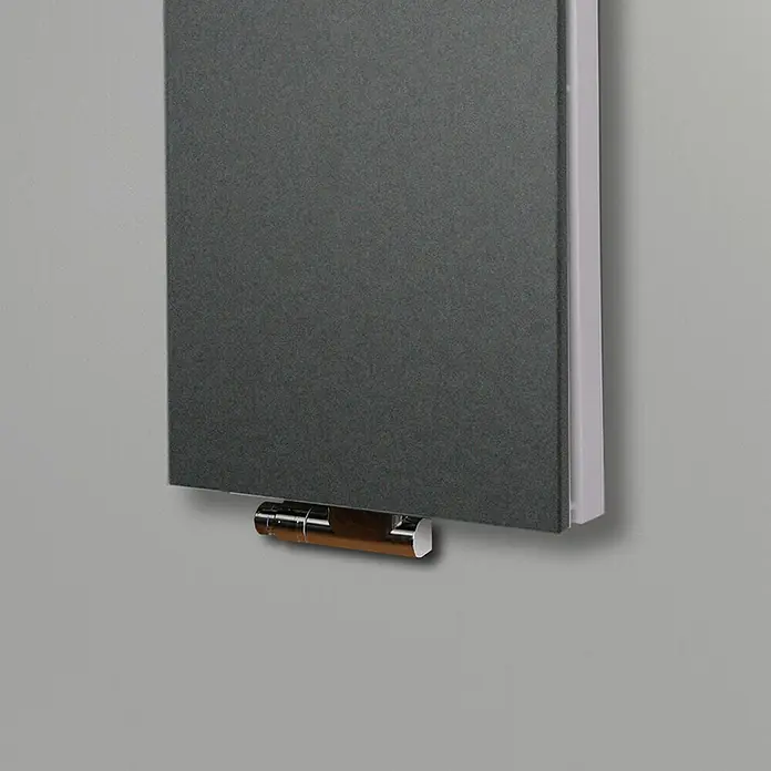 Badheizkörper Manhattan - B x H: 470 x 1.200 mm, Moonstone, Mit Halter 15mm, Nennleistung: 1.458 W - Nahaufnahme eines modernen Heizkörpers mit einem eleganten Design und Befestigungsdetails.