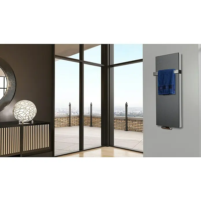 Badheizkörper Manhattan - B x H: 470 x 1.200 mm, Moonstone, Mit Halter 50mm, Nennleistung: 1.458 W - Ein grauer Handtuchwärmer mit einem blauen Handtuch hängt an einer Wand in einem modernen Badezimmer mit Fensterfront.