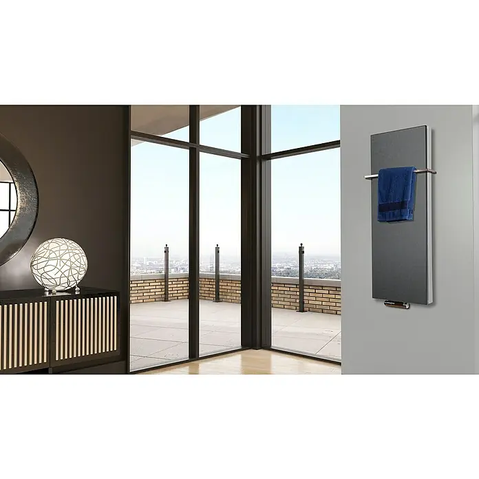 Badheizkörper Manhattan - B x H: 470 x 1.200 mm, Moonstone, Mit Halter 15mm, Nennleistung: 1.458 W - Elegantes Interieur mit einem modernen, grauen Handtuchwärmer an der Wand, der mit einem blauen Handtuch dekoriert ist.