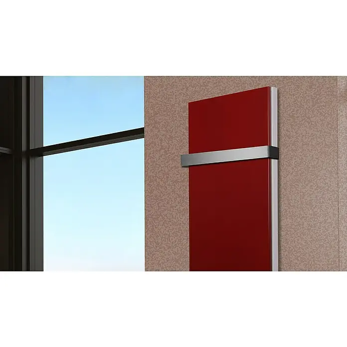 Badheizkörper Manhattan - B x H: 470 x 1.200 mm, Rot, Mit Halter 50mm, Nennleistung: 1.458 W - Ein eleganter, rot lackierter Heizkörper mit Handtuchhalter, der modernes Design und Funktionalität im Badezimmer vereint.