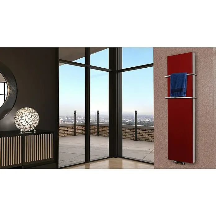 Badheizkörper Manhattan - B x H: 470 x 1.800 mm, Rot, 2 x Halter 15mm, Nennleistung: 1.964 W - Ein roter Handtuchwärmer mit einem blauen Handtuch hängt an einer strukturierten Wand und bietet Wärme und Stil.