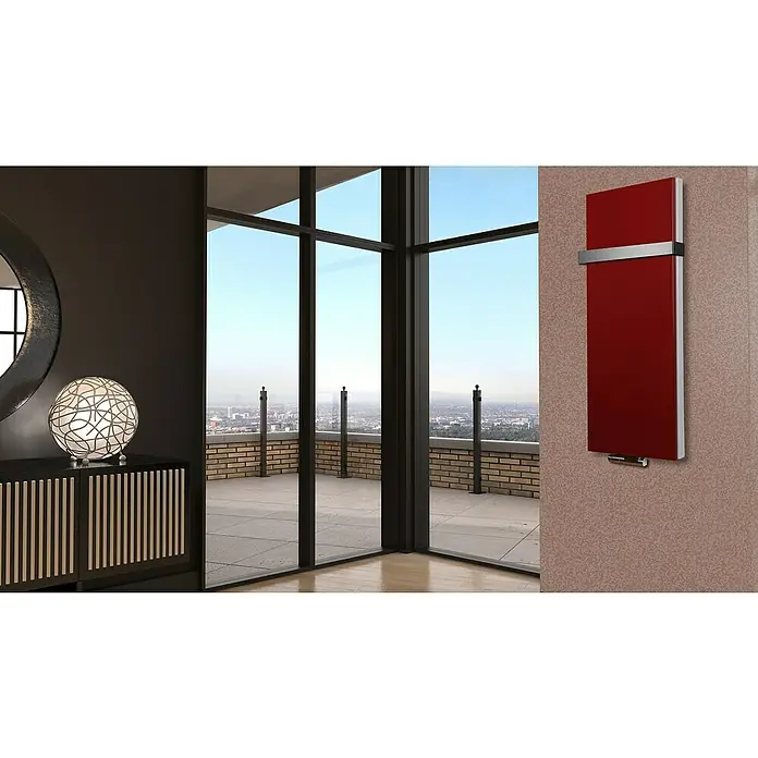 Badheizkörper Manhattan - B x H: 470 x 1.200 mm, Rot, Mit Halter 50mm, Nennleistung: 1.458 W - Ein moderner, roter Heizkörper hängt an einer Wand, die Teil eines stilvollen, hellen und luftigen Innenraums ist.