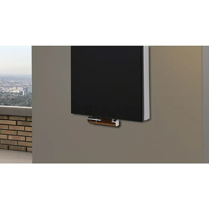 Badheizkörper Manhattan - B x H: 470 x 1.200 mm, Schwarz, Mit Halter 15mm, Nennleistung: 1.458 W - Das Bild zeigt einen an einer Wand montierten modernen Handtuchwärmer in Schwarz und Silber, der durch sein minimalistisches Design besticht.