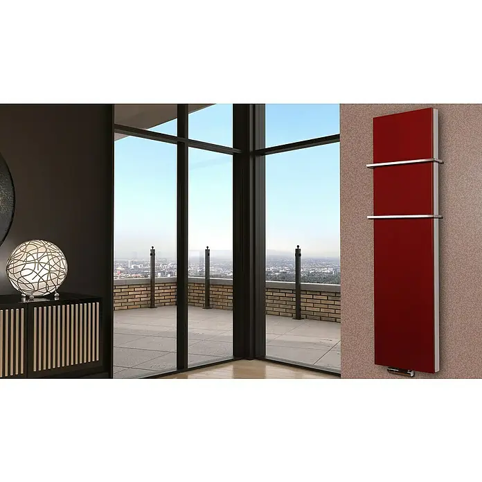 Badheizkörper Manhattan - B x H: 470 x 1.800 mm, Rot, 2 x Halter 15mm, Nennleistung: 1.964 W - Ein moderner, rotglänzender Handtuchwärmer mit Edelstahlgriffen ist an einer strukturierten Wand montiert.
