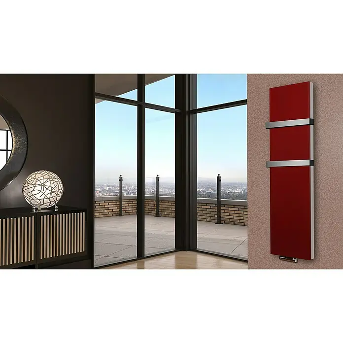 Badheizkörper Manhattan - B x H: 470 x 1.800 mm, Rot, 2 x Halter 50mm, Nennleistung: 1.964 W - Elegantes Interieur mit einem modernen, roten Heizkörper an der Wand, der Wärme und Stil vereint. Blick durch große Fenster auf die Stadt.