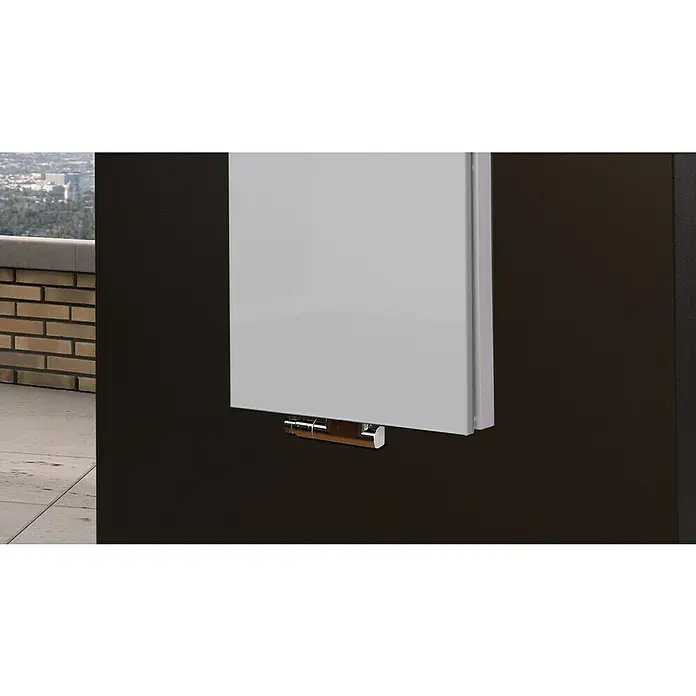 Badheizkörper Manhattan - B x H: 470 x 1.200 mm, Weiß, Mit Halter 50mm, Nennleistung: 1.458 W - Detailaufnahme eines modernen, weißen Heizkörpers mit Chromhalterung an einer dunklen Wand, der Wärme und Stil in Ihr Zuhause bringt.