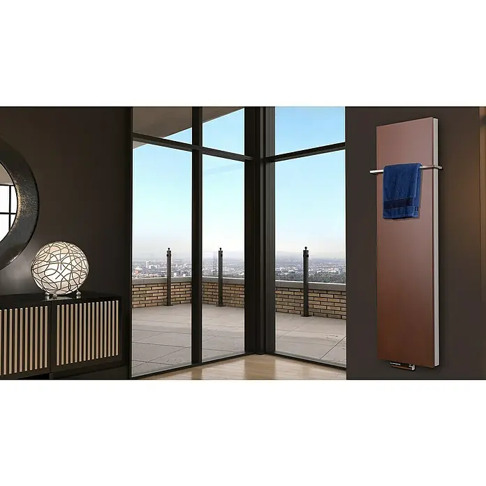 Badheizkörper Manhattan - B x H: 470 x 1.800 mm, Braun, 1 x Halter 15mm, Nennleistung: 1.964 W - Handtuchwärmer in modernem Badezimmer mit großem Fenster. Das elegante Design fügt sich nahtlos in die luxuriöse Umgebung ein.