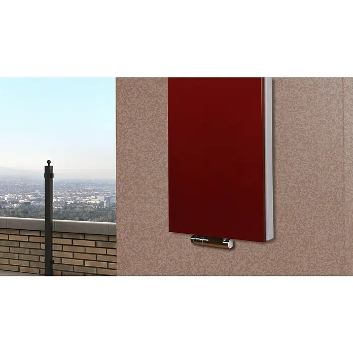 Badheizkörper Manhattan - B x H: 470 x 1.200 mm, Rot, Mit Halter 50mm, Nennleistung: 1.458 W - Das elegante rote Heizpaneel hängt an einer beigen Wand und bietet moderne Wärme und Design in einem.
