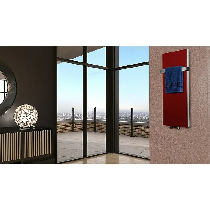 Badheizkörper Manhattan - B x H: 470 x 1.200 mm, Rot, Mit Halter 50mm, Nennleistung: 1.458 W - Ein roter Badheizkörper mit einem blauen Handtuch hängt an einer Wand in einem modernen Badezimmer.