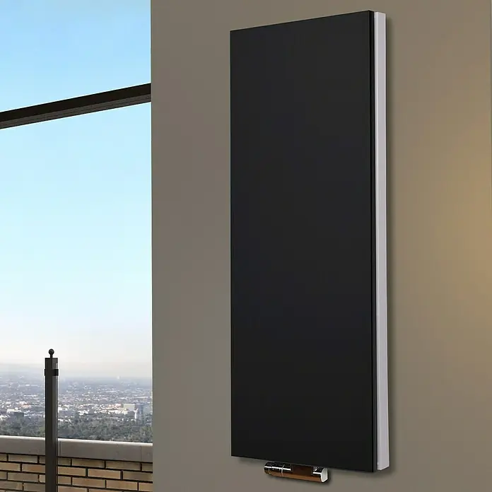 Badheizkörper Manhattan - B x H: 470 x 1.200 mm, Schwarz, Ohne Handtuchhalter, Nennleistung: 1.458 W - Elegantes, schwarzes Heizpaneel an einer Wand montiert. Das Heizgerät ist schlank und modern, perfekt für stilvolle Innenräume.