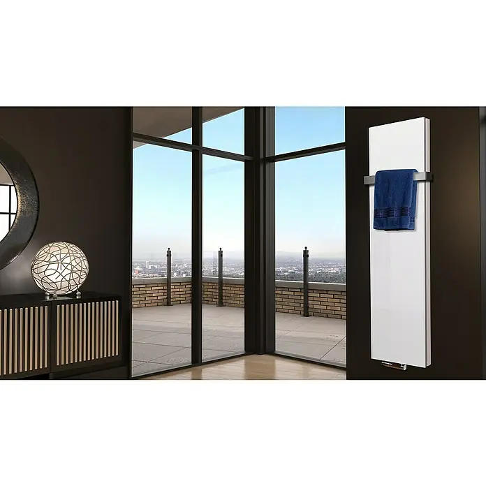 Badheizkörper Manhattan - B x H: 470 x 1.800 mm, Weiß, 1 x Halter 50mm, Nennleistung: 1.964 W - Ein modernes Badezimmer mit einem weißen Handtuchwärmer und einem blauen Handtuch an der Wand.