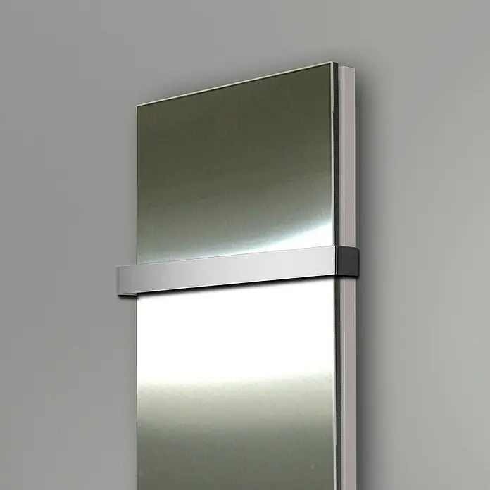 Badheizkörper Manhattan - B x H: 470 x 1.800 mm, Edelstahl, 2 x Halter 50mm, Nennleistung: 1.964 W - Modern gestalteter, silberfarbener Handtuchwärmer mit stilvoller Halterung, ideal für jedes Badezimmer.