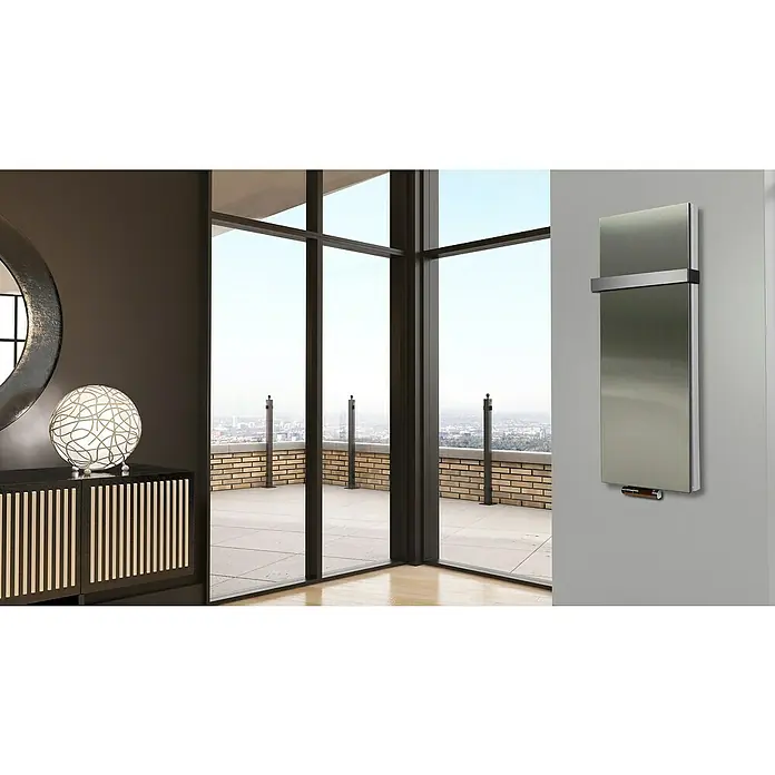 Badheizkörper Manhattan - B x H: 470 x 1.200 mm, Edelstahl, Mit Halter 50mm, Nennleistung: 1.458 W - Elegantes, hochformatiges Handtuchheizgerät in Chromoptik an der Wand, perfekt für moderne Badezimmer und mit praktischem Handtuchhalter.