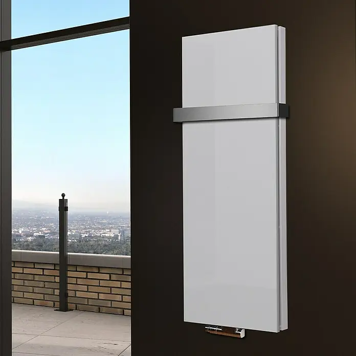 Badheizkörper Manhattan - B x H: 470 x 1.200 mm, Weiß, Mit Halter 50mm, Nennleistung: 1.458 W - Eleganter, weißer Heizkörper mit Chrom-Handtuchhalter an dunkler Wand.