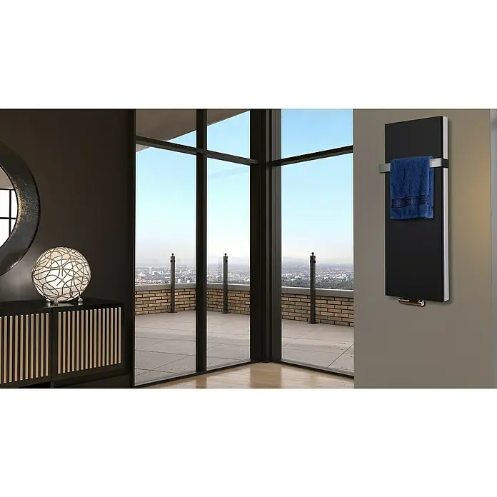 Badheizkörper Manhattan - B x H: 470 x 1.200 mm, Schwarz, Mit Halter 50mm, Nennleistung: 1.458 W - Modernes Badezimmer mit einem schwarzen Handtuchwärmer und einem blauen Handtuch. Die Einrichtung ist stilvoll und elegant.