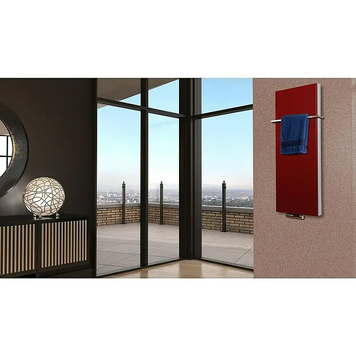 Badheizkörper Manhattan - B x H: 470 x 1.200 mm, Rot, Mit Halter 15mm, Nennleistung: 1.458 W - Ein roter Badheizkörper mit Handtuchhalter hängt an einer Wand und ein Handtuch hängt darüber.
