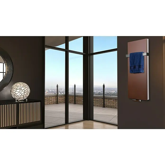 Badheizkörper Manhattan - B x H: 470 x 1.200 mm, Braun, Mit Halter 50mm, Nennleistung: 1.458 W - Ein moderner, brauner Handtuchwärmer mit einem blauen Handtuch hängt an einer dunklen Wand in einem luxuriösen Badezimmer mit Aussicht.