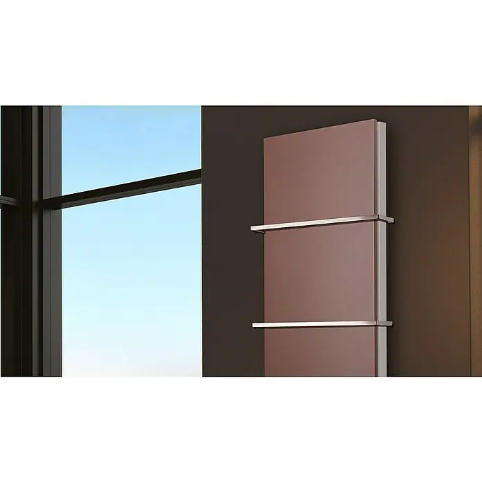 Badheizkörper Manhattan - B x H: 470 x 1.800 mm, Braun, 2 x Halter 15mm, Nennleistung: 1.964 W - Modern gestalteter Heizkörper in Braun mit Handtuchhaltern, elegant an einer dunklen Wand montiert, neben einem Fenster mit Blick auf den blauen Himmel.