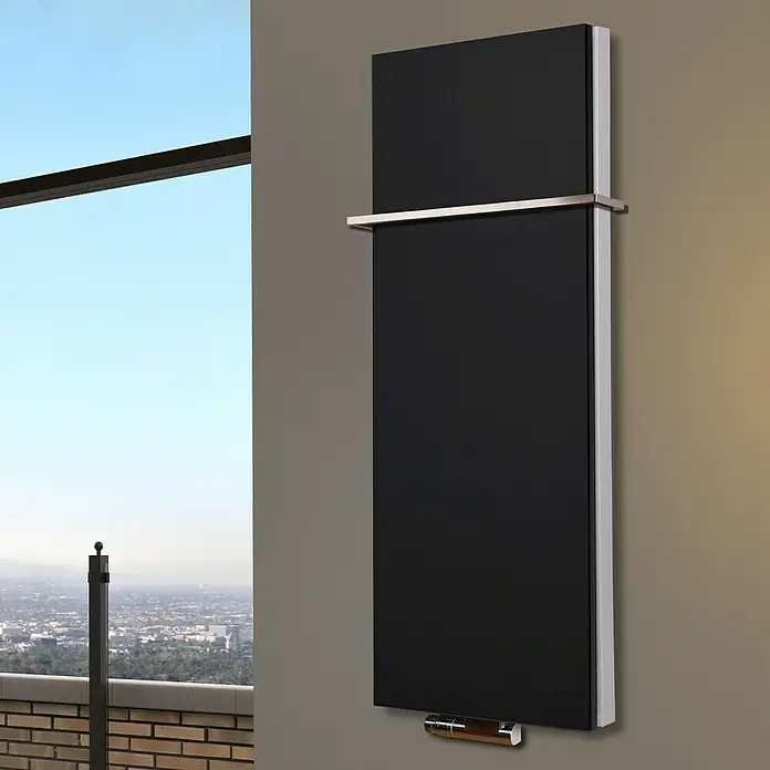 Badheizkörper Manhattan - B x H: 470 x 1.200 mm, Schwarz, Mit Halter 15mm, Nennleistung: 1.458 W - Elegantes, schlankes Heizpaneel in Schwarz mit Handtuchhalter, das modernes Design und Funktionalität vereint. Blickfang für jedes Bad.