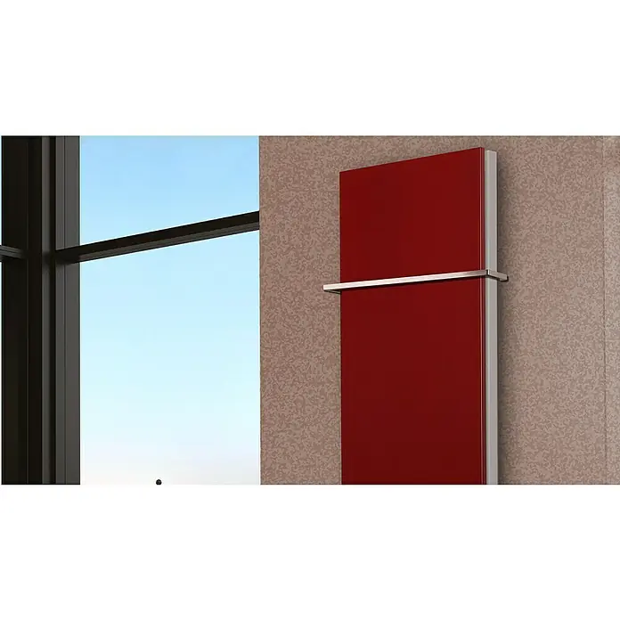 Badheizkörper Manhattan - B x H: 470 x 1.200 mm, Rot, Mit Halter 15mm, Nennleistung: 1.458 W - Ein roter, vertikaler Heizkörper mit Handtuchhalter ist an einer Wand mit gemusterten Tapeten montiert. Ein Fenster ist im Hintergrund sichtbar.