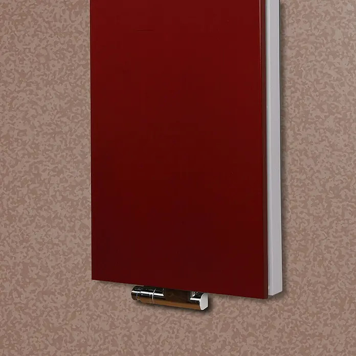 Badheizkörper Manhattan - B x H: 470 x 1.800 mm, Rot, 1 x Halter 15mm, Nennleistung: 1.964 W - Nahaufnahme eines roten Heizkörpers mit elegantem Design, ideal für moderne Wohnräume.