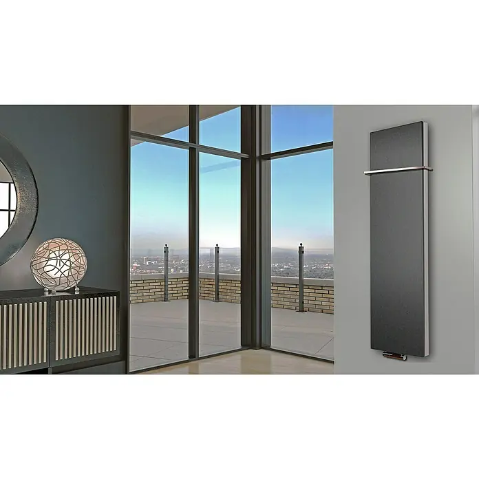 Badheizkörper Manhattan - B x H: 470 x 1.800 mm, Moonstone, 1 x Halter 15mm, Nennleistung: 1.964 W - Vertikaler Designheizkörper in modernem Interieur, ergänzt durch stilvolle Möbel und Fenster mit Stadtblick.