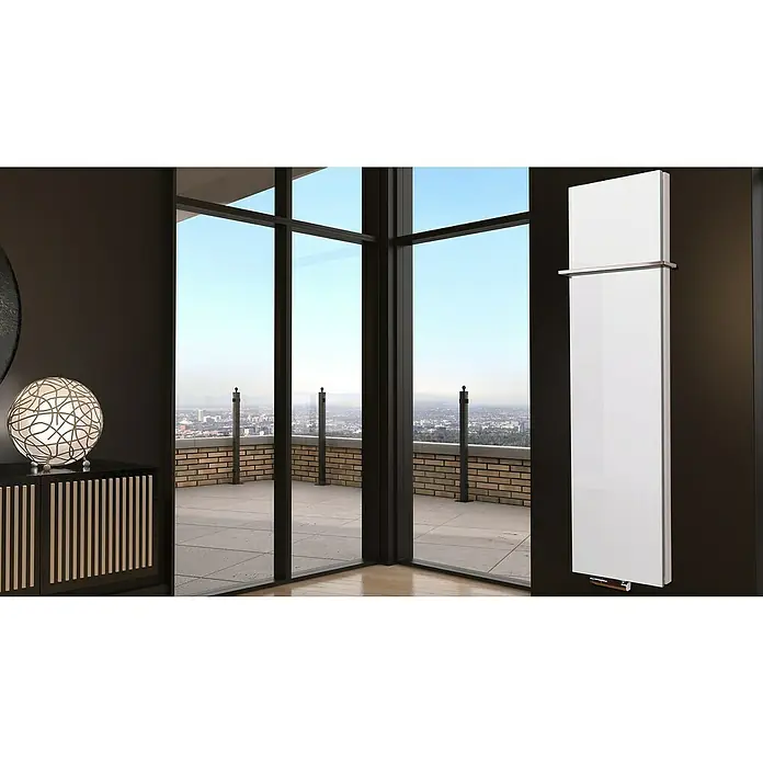 Badheizkörper Manhattan - B x H: 470 x 1.800 mm, Weiß, 1 x Halter 15mm, Nennleistung: 1.964 W - Elegantes Interieur mit modernem Heizkörper. Der weiße Heizkörper ist ein Blickfang in dem stilvollen Raum mit großer Fensterfront und Aussicht.