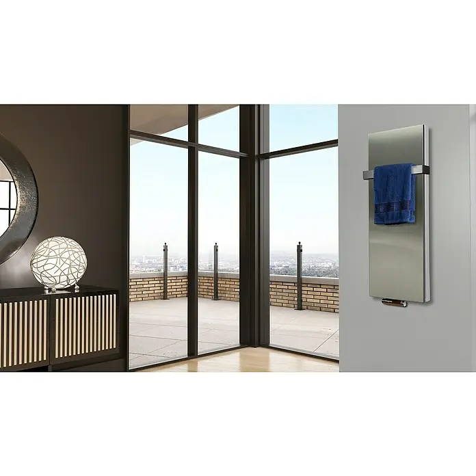 Badheizkörper Manhattan - B x H: 470 x 1.200 mm, Edelstahl, Mit Halter 50mm, Nennleistung: 1.458 W - Elegantes Badezimmer mit einem modernen Handtuchwärmer an der Wand, der ein blaues Handtuch hält. Im Hintergrund ein großer Fenster mit Ausblick.