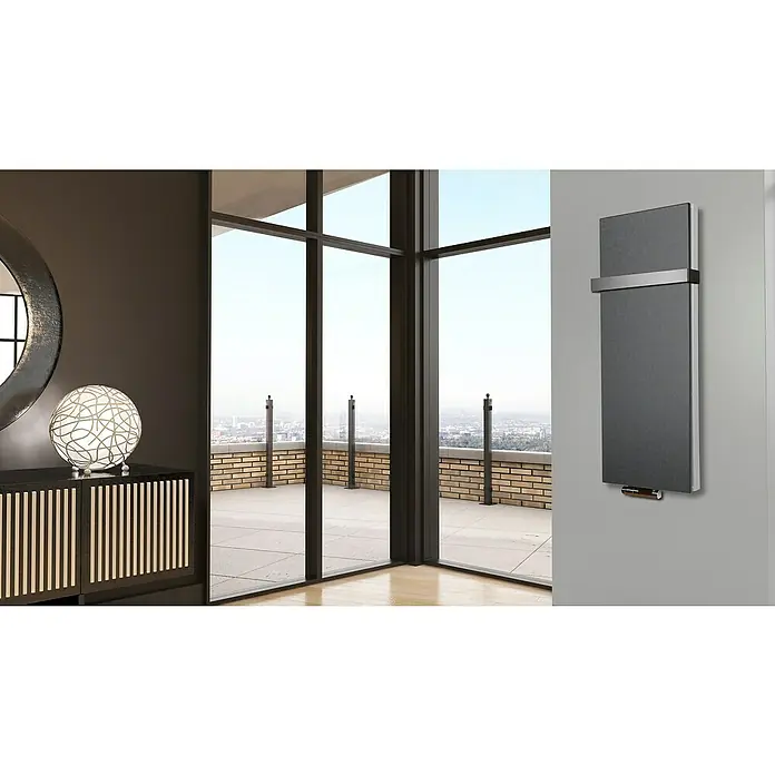 Badheizkörper Manhattan - B x H: 470 x 1.200 mm, Moonstone, Mit Halter 50mm, Nennleistung: 1.458 W - Ein moderner, vertikaler Heizkörper in dunklem Grau mit einem horizontalen Handtuchhalter aus Metall an einer hellgrauen Wand.