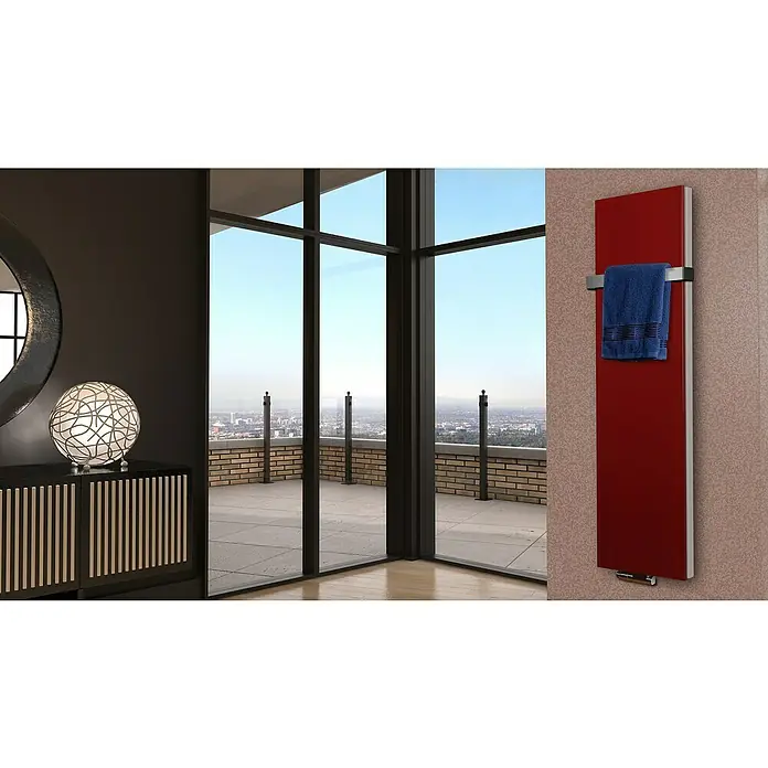 Badheizkörper Manhattan - B x H: 470 x 1.800 mm, Rot, 1 x Halter 50mm, Nennleistung: 1.964 W - Ein moderner, hochglanzroter Heizkörper mit Handtuchhalter und einem blauen Handtuch hängt an der Wand. Elegantes Design für Ihr Badezimmer.
