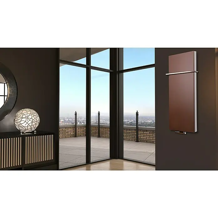 Badheizkörper Manhattan - B x H: 470 x 1.200 mm, Braun, Mit Halter 15mm, Nennleistung: 1.458 W - Modernes Zimmer mit einem stilvollen braunen Heizkörper an der Wand, der Wärme und Design vereint.