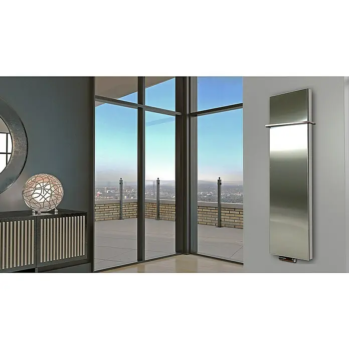 Badheizkörper Manhattan - B x H: 470 x 1.800 mm, Edelstahl, 1 x Halter 15mm, Nennleistung: 1.964 W - Ein moderner, vertikaler Heizkörper aus Edelstahl an einer Wand, der Stil und Funktionalität in einem eleganten Design vereint.