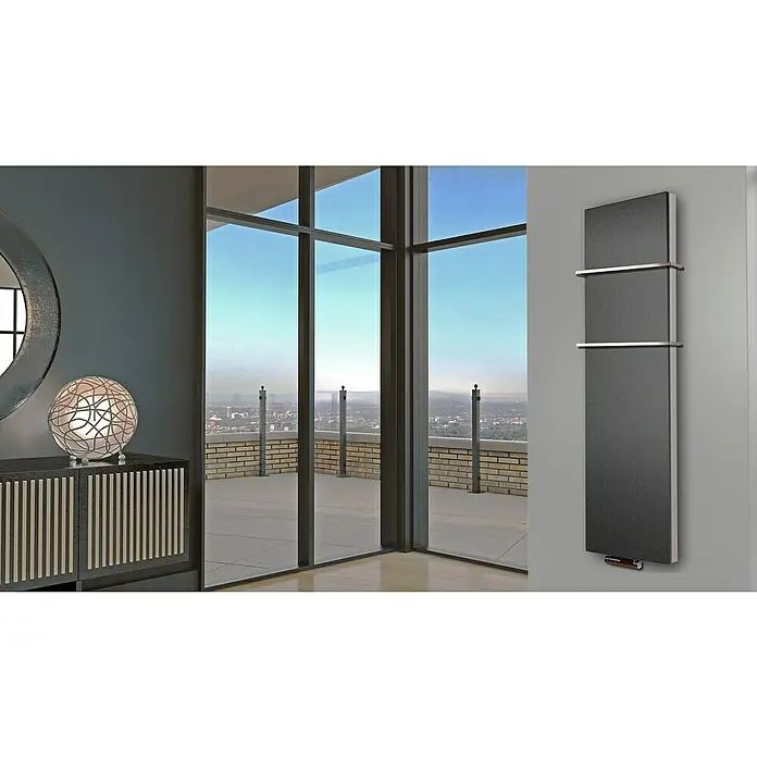 Badheizkörper Manhattan - B x H: 470 x 1.800 mm, Moonstone, 2 x Halter 15mm, Nennleistung: 1.964 W - Ein moderner, grauer Handtuchwärmer mit silbernen Handtuchhaltern, der an einer Wand in einem stilvollen Interieur angebracht ist.