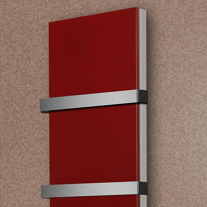 Badheizkörper Manhattan - B x H: 470 x 1.800 mm, Rot, 2 x Halter 50mm, Nennleistung: 1.964 W - Roter Design-Heizkörper mit silbernen Handtuchhaltern an einer gemusterten Wand. Elegant und modern für jedes Badezimmer.