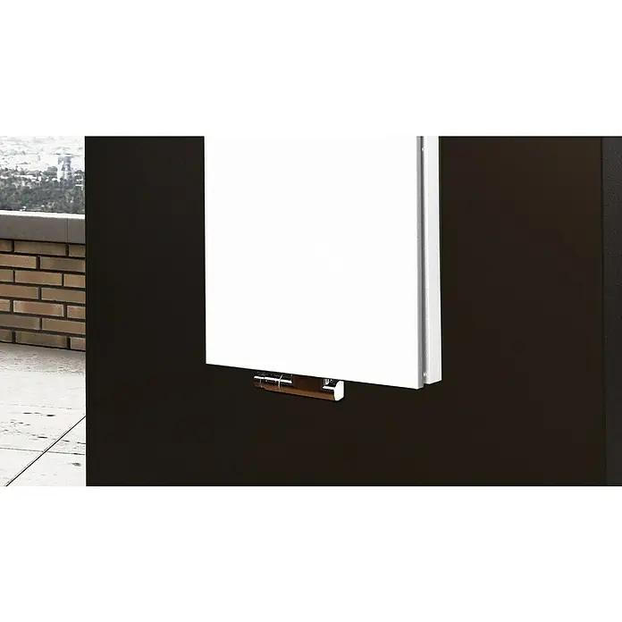 Badheizkörper Manhattan - B x H: 470 x 1.800 mm, Weiß, 2 x Halter 50mm, Nennleistung: 1.964 W - Nahaufnahme eines schwebenden, weißen Klapptisches mit Chrombeschlägen vor einem dunklen Hintergrund.