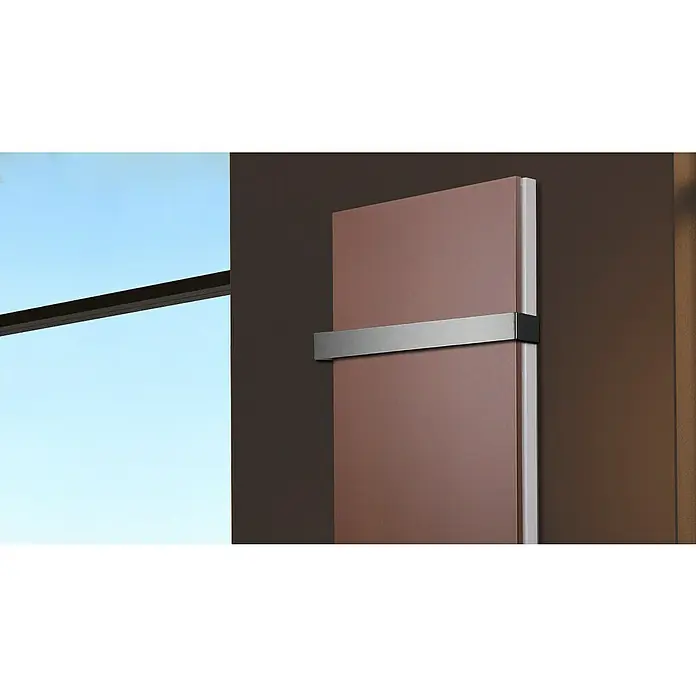 Badheizkörper Manhattan - B x H: 470 x 1.200 mm, Braun, Mit Halter 50mm, Nennleistung: 1.458 W - Nahaufnahme eines modernen, rosefarbenen Heizkörpers mit einem eleganten, horizontalen Handtuchhalter aus Metall in einem stilvollen Badezimmer.